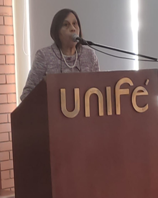 Dra. Victoria García en el podio